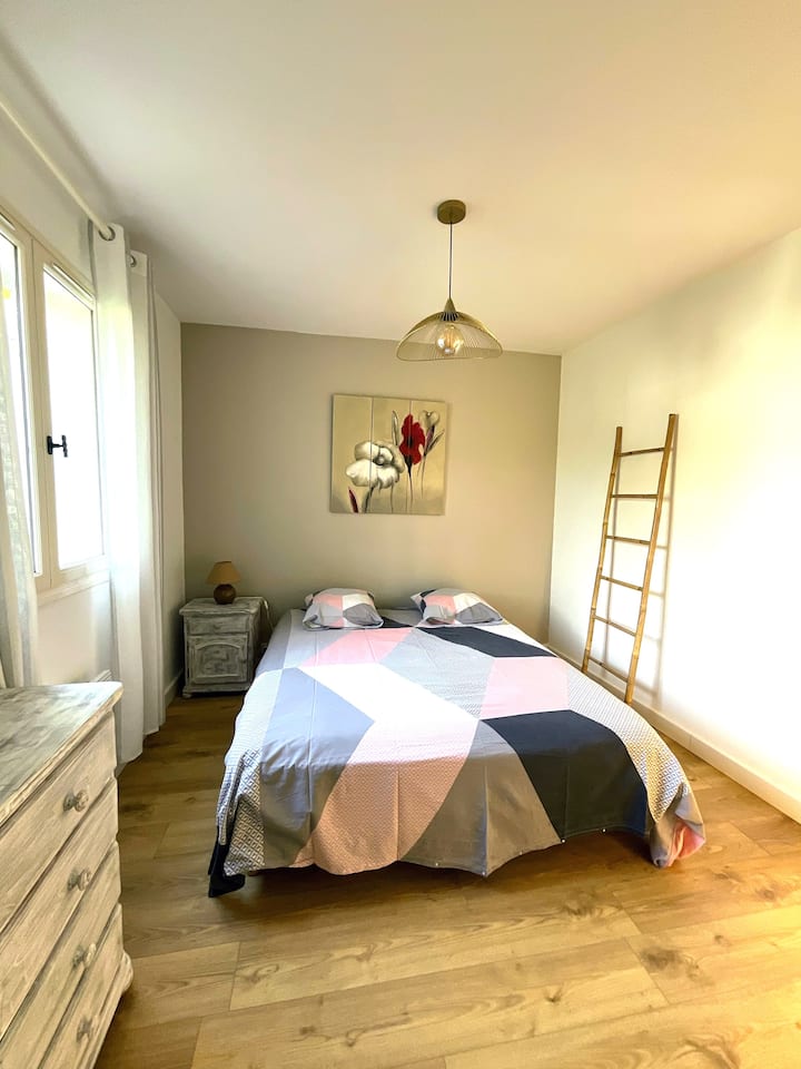 Chambre 2 du 1er étage avec salle de douche attenante