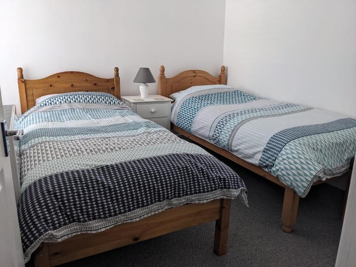 El dormitorio 2 ofrece la comodidad de dos cómodas camas individuales. Además, hay mucho espacio para colgar disponible detrás de la puerta del dormitorio, lo que permite un amplio espacio para guardar ropa y otras pertenencias.
