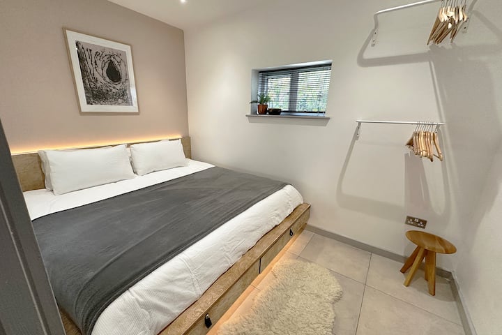 - เตียงขนาดใหญ่ของจักรพรรดิติดผนัง
- ลิ้นชักเก็บของขนาดใหญ่ใต้เตียง 
- ราวแขวนบนผนัง