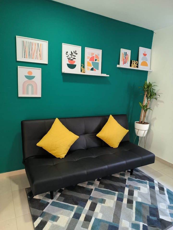 غرفة معيشة بسرير أريكة مثالية لضيف إضافي