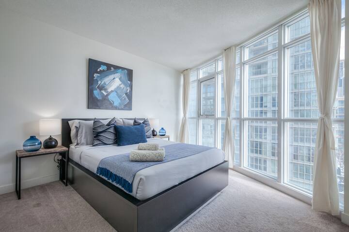 Spacious Iceboat 2BR Apartment | Free Parking gallery image 3