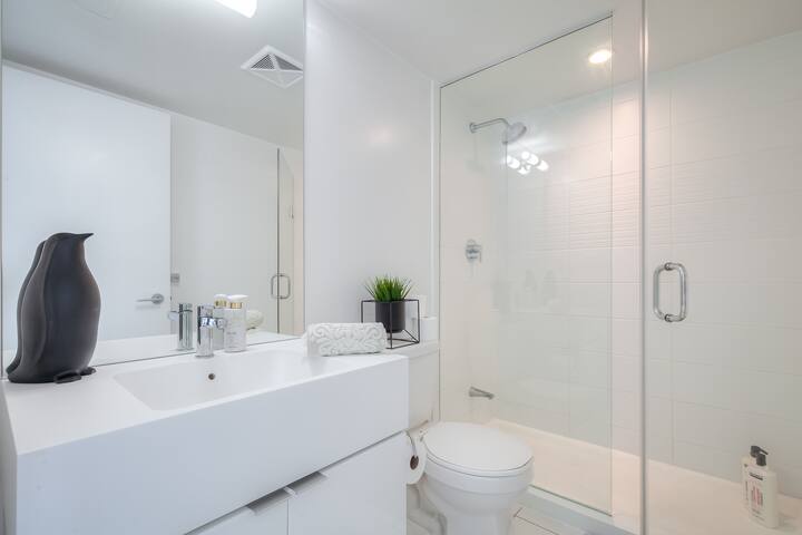 Spacious Iceboat 2BR Apartment | Free Parking gallery image 5