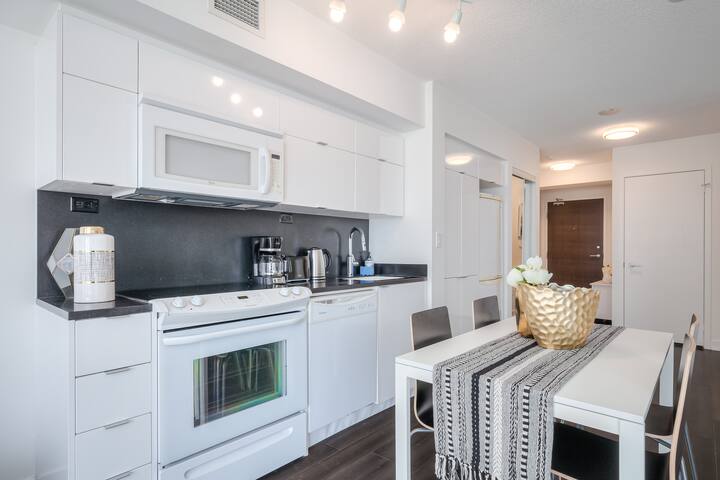 Spacious Iceboat 2BR Apartment | Free Parking gallery image 4