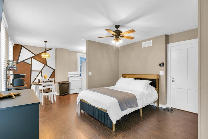Cozy Studio Near Downtown - Bloomington, IL