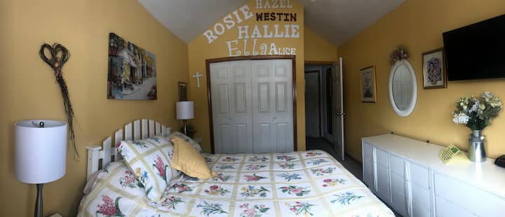 Ჩემი 6 შვილიშვილი კარადის ზემოთ