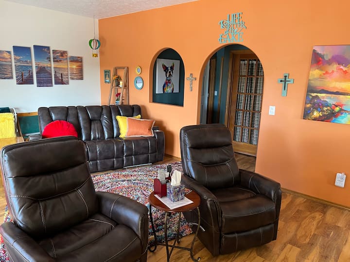 Საოჯახო ოთახი ბრუნვადი სკამებით გრპოპ ‑ საუბრებისთვის