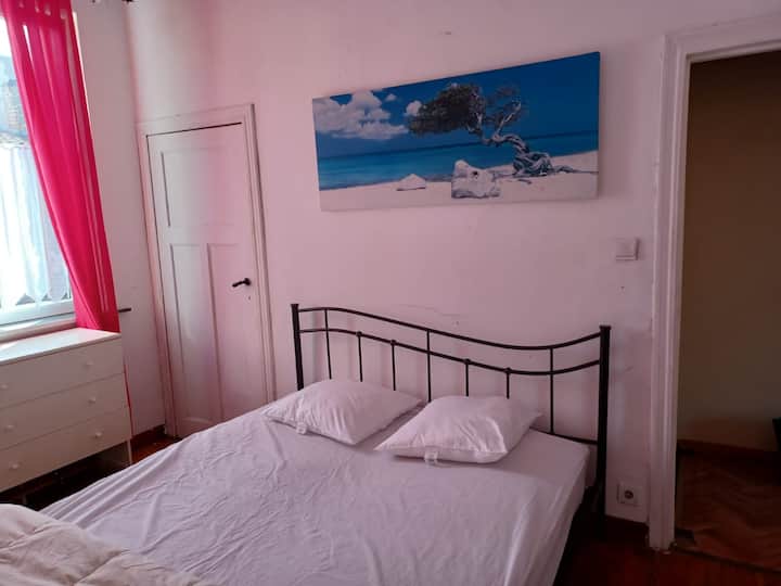 Spavaća soba 1 :

1 bračni krevet