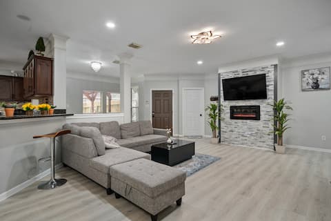 Top Airbnb: Spacious Cozy House w/ Game Room 4BR 2Bath in Eldridge / West Oaks
