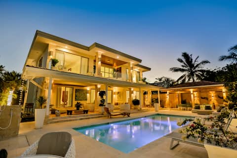 Luxury villa  GOLF VIEW, pool heated, CHEF & staff