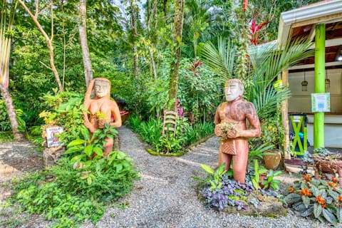 Entire Jungle Retreat w/ Kayaks, Walk to Beach
