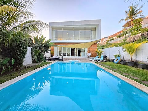 WALK TO BEACH Villa w Pool & Jacuzzi - Surf City