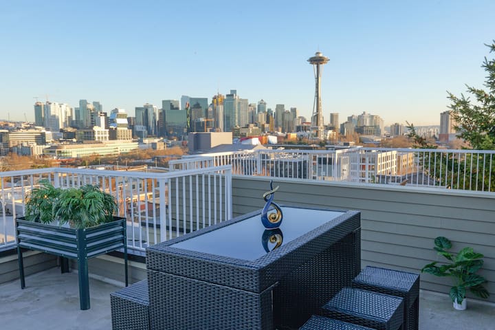 Premier Space Needle View | Walk score 95