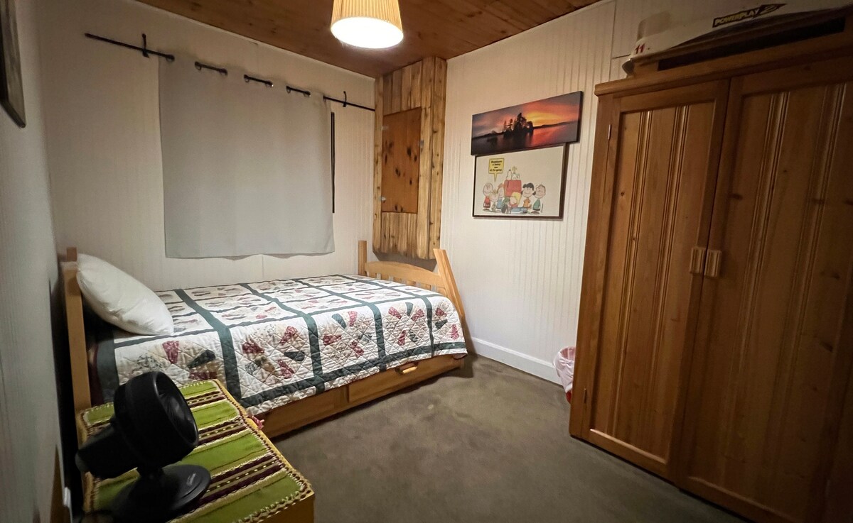 חדר שינה מס '3 עם מיטה זוגית, מאוורר תקרה וארון.