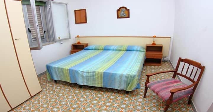 Camera da letto composta da un letto matrimoniale e un' armadio