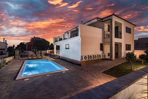 4 bedroom villa with pool near the sea