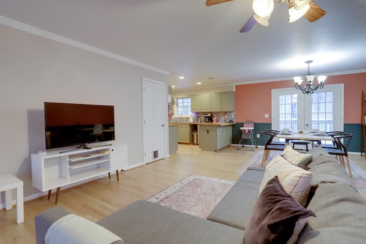 Nestled In The Woods: Hot Tub Fast Wi-fi Workspace - Front Royal, VA