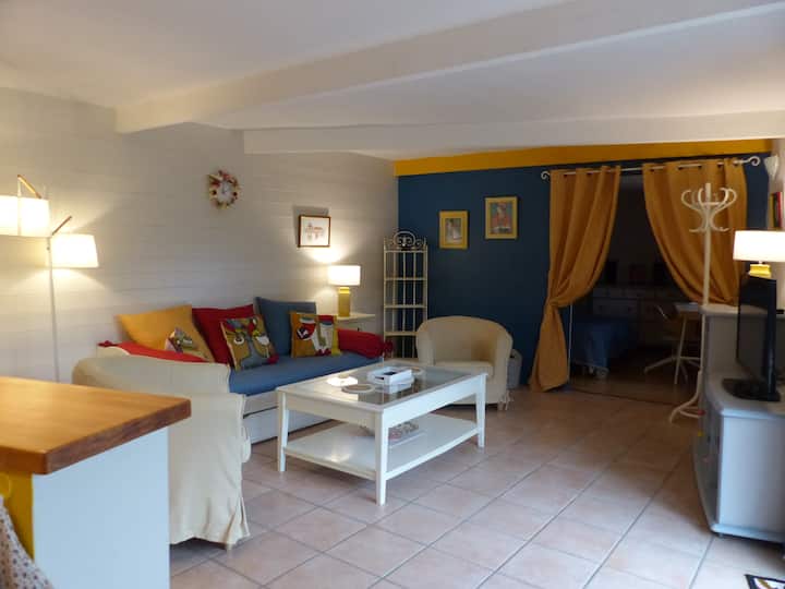 Prostrani dnevni boravak s dodatnim ležajevima s kvalitetnim madracem.  