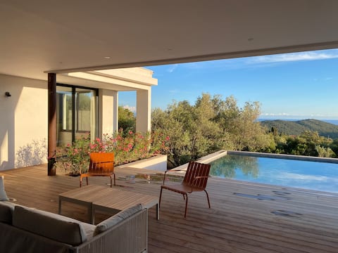 200 m2 architect-designed villa in South Corsica with 3 bedrooms and sea view