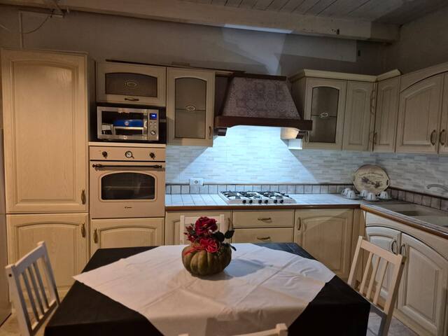 Villa con piscina anche inverno gallery image 3