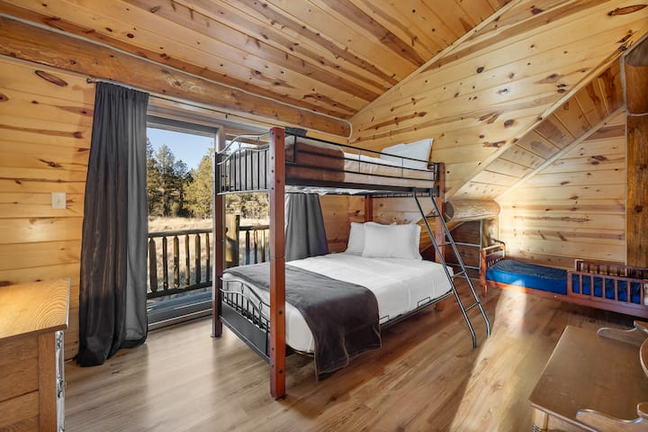 La chambre 3 est équipée d'un lit superposé avec des lits jumeaux en haut et en bas complet, ainsi que d'un futon complet pour un espace de couchage supplémentaire.