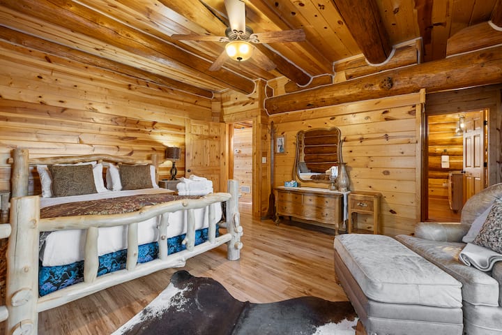 La chambre principale dispose d'un lit Queen Size avec des draps haut de gamme et d'une salle de bains privative pour un confort et une commodité ultimes.