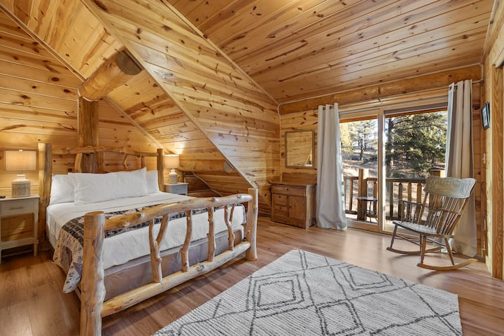 La chambre 2 au niveau supérieur dispose d'un lit queen size confortable et d'un accès privé à sa propre terrasse pour profiter de l'extérieur.