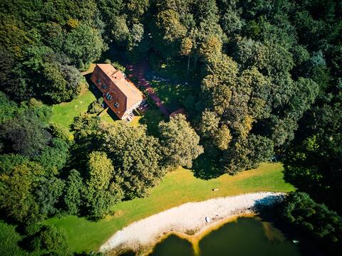Forsthaus Gödens in the forest with lake