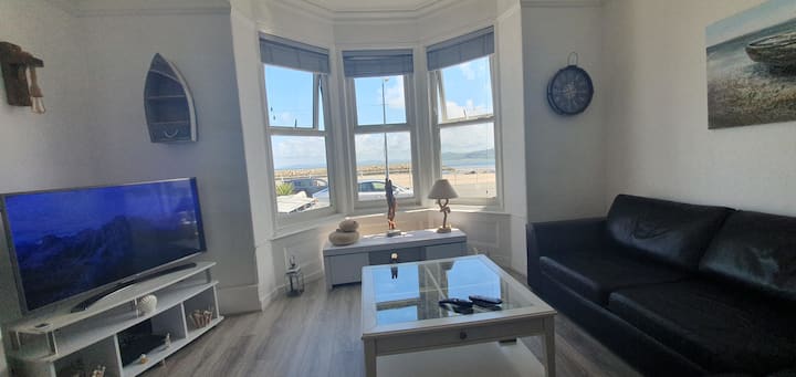 2 Harbour Views Beachfront Apartments - Rhos on Sea