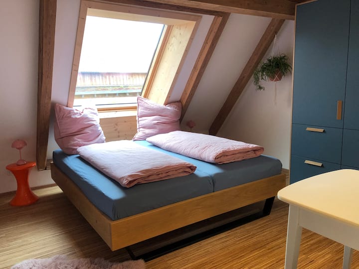 Krevati dopio i apartamentit të vogël është në katin e poshtëm, në një hapësirë të hapur me ambientin e ngrënies, banjën e vogël dhe kuzhinën.