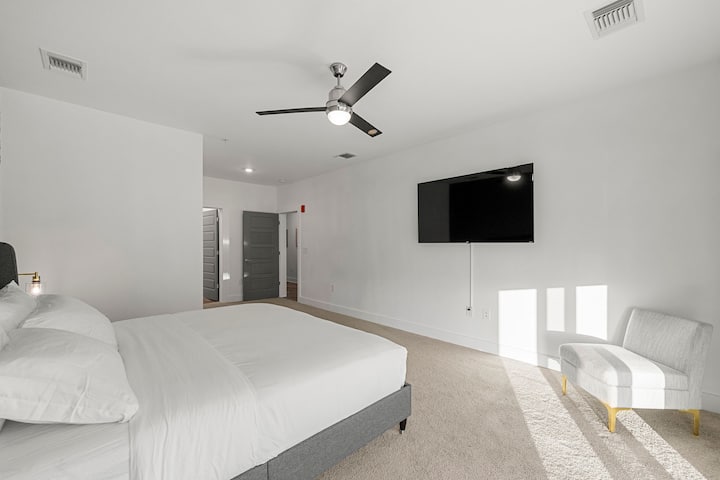 Chumba cha kulala cha kifahari kilicho na kitanda cha ukubwa wa King, mashuka ya kifahari, sauti za kutuliza na mwangaza laini wa mapumziko yako ya kujitegemea kwa usiku wa kupumzika katikati ya jiji la Atlanta.