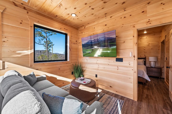 אזור צפייה בטלוויזיה בחדר משחקים