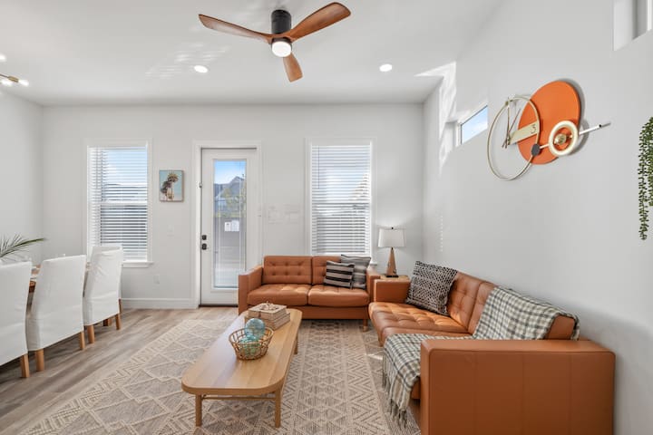 Útulná obývacia izba na hlavnom poschodí s priamym prístupom na zadnú terasu