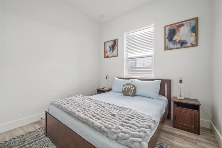 Spálňa s manželskou posteľou sa nachádza na hlavnom poschodí bývania s kúpeľňou typu jack a jill.