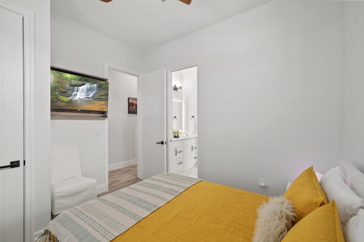 Druhá spálňa s manželskou posteľou sa nachádza na hlavnom poschodí domu a je prepojená kúpeľňou Jack a Jill.