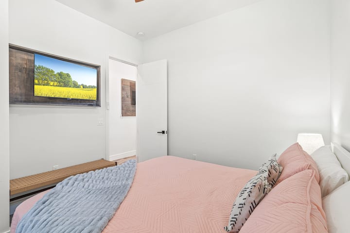 Druhá spálňa s manželskou posteľou King sa nachádza na poschodí s veľkým inteligentným televízorom.