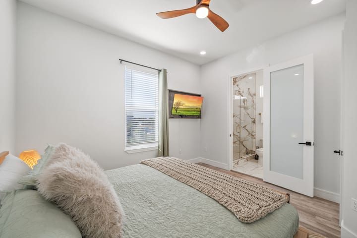 Hlavná spálňa sa nachádza na poschodí v dome s vlastnou kúpeľňou.