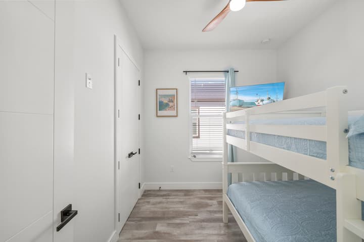 Piata spálňa je poschodová izba (na poschodí) s manželskými posteľami (môže spať 2 v hornej časti a 2 v dolnej časti), ako aj veľká inteligentná televízia.