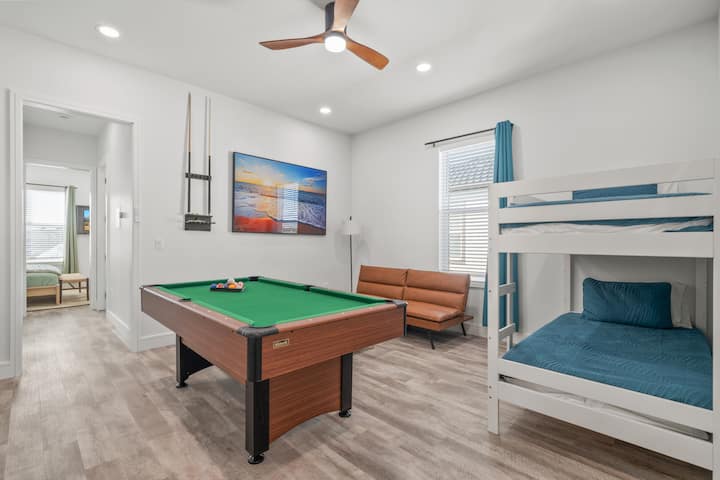 Druhý obytný priestor na poschodí s biliardovým stolom a veľkou inteligentnou televíziou