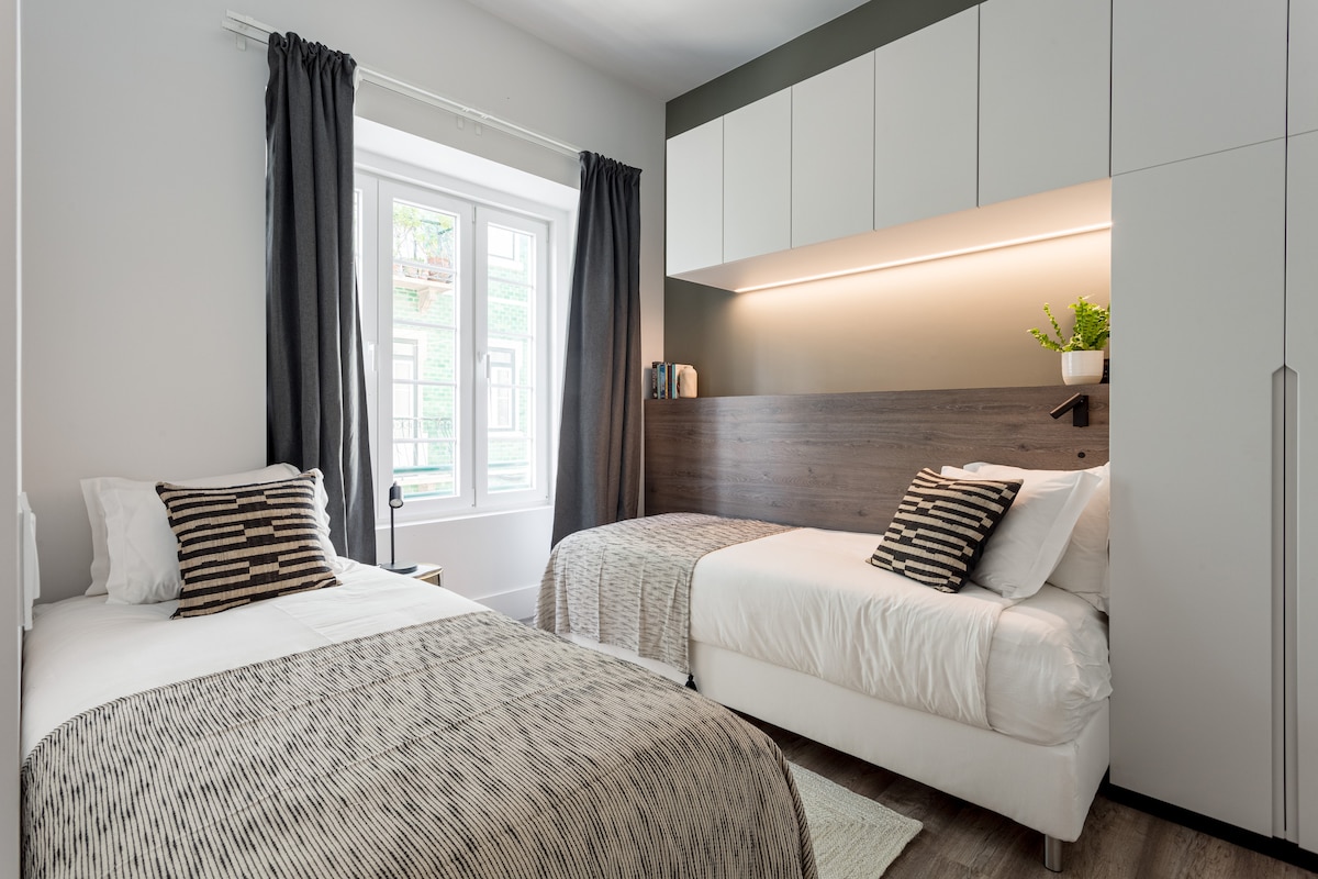 客房设有两张单人床、定制衣柜和空调。