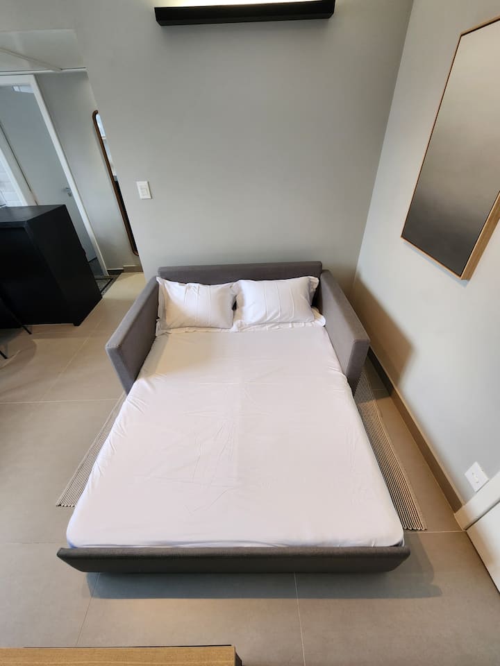 Il divano letto si trasforma in un letto matrimoniale standard quando viene aperto.