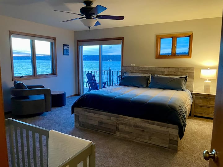 Hlavná spálňa s balkónom a úchvatným výhľadom na jazero