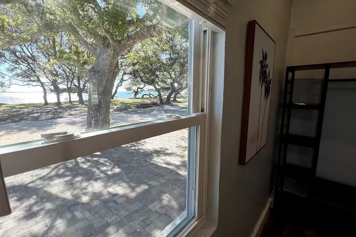 Spálňa sa môže pochváliť nádherným výhľadom na vodu, ideálnym na sledovanie západu slnka.