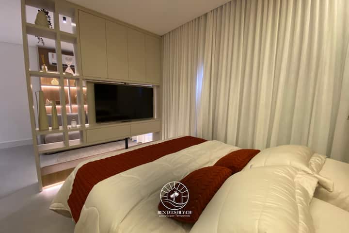 غرفة وتلفزيون ووسائد متعددة