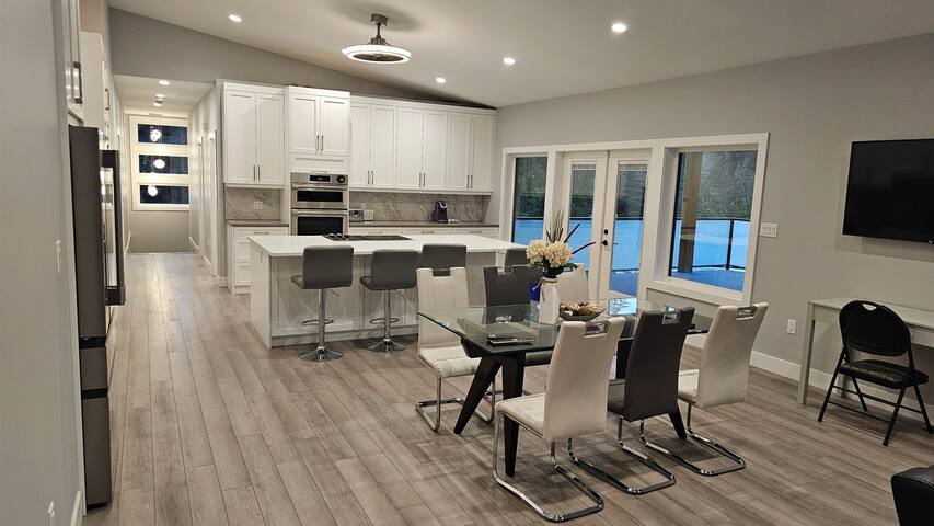 Country Living Executive 4BR gallery image 2