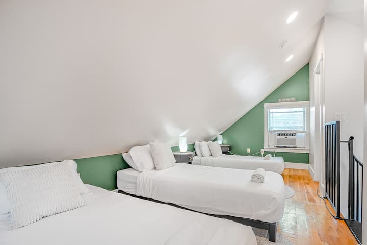 Chumba cha ghorofa ya juu kinachounganishwa na sitaha ya juu ya paa.  Katika sehemu ya AC ya dirisha ili kusaidia kuweka eneo baridi wakati wa miezi ya joto. Vitanda 3 vya mtu mmoja 