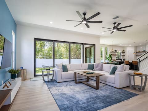 Top performing Airbnb: 2 Luxury New Homes Side By Side with 12 Bedrooms in Port Tampa City