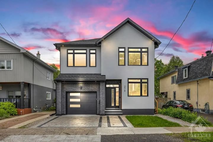 WalkScore95 | Gameroom | 3GB Wifi | Parking | King