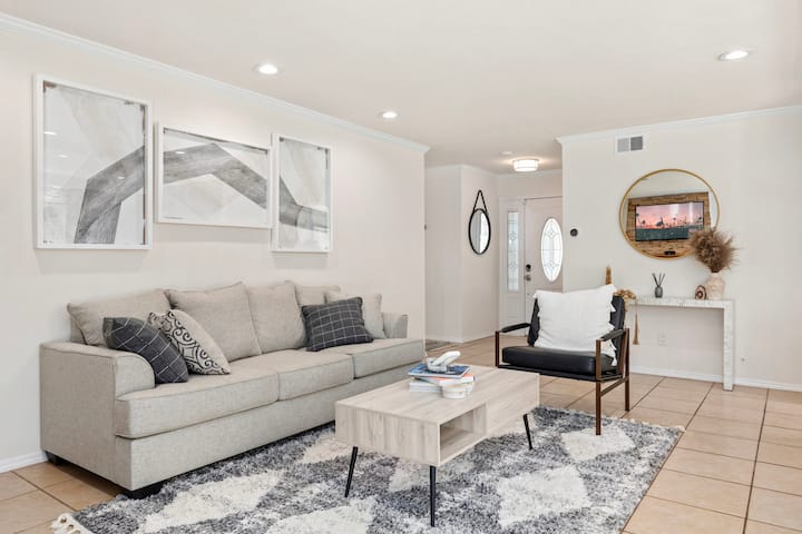 Charming Home In Santa Clarita - Magic Mountain, CA