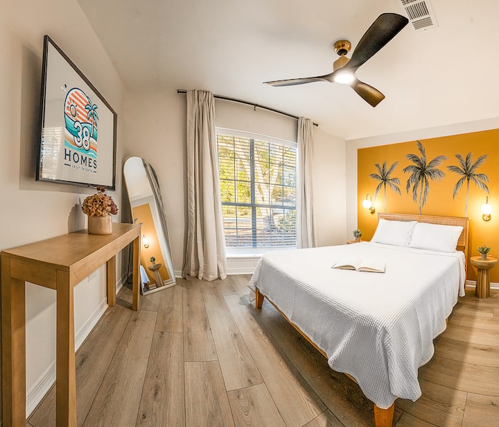  Tropska spavaća soba u smještaju Lotus Azul – svijetao dizajn s detaljima koji podsjećaju na palme, veliki prozor i mnogo dnevnog svjetla.