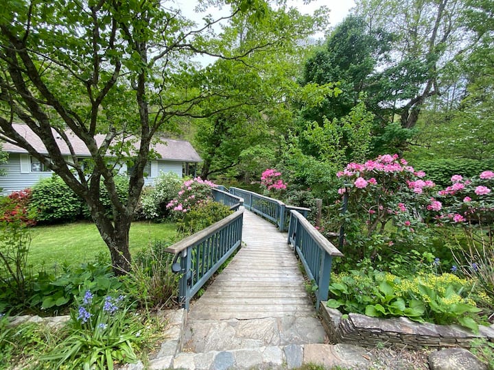 The RapidsMountain River Retreat with River Front Houses for Rent in